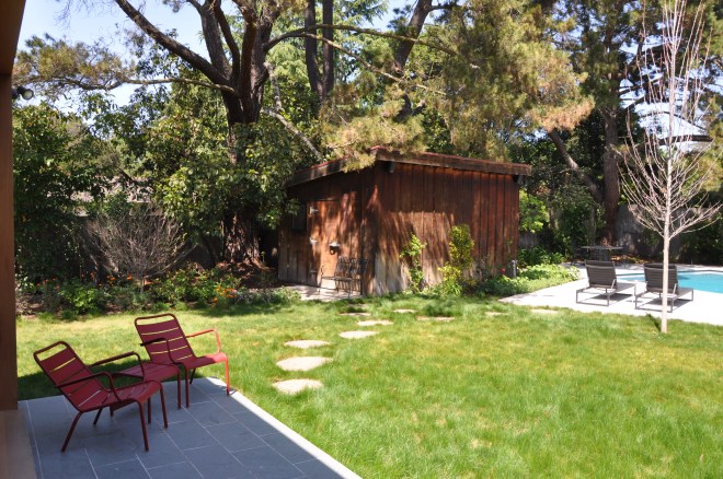 Spiegel Home: Porch, pool and water wise grass